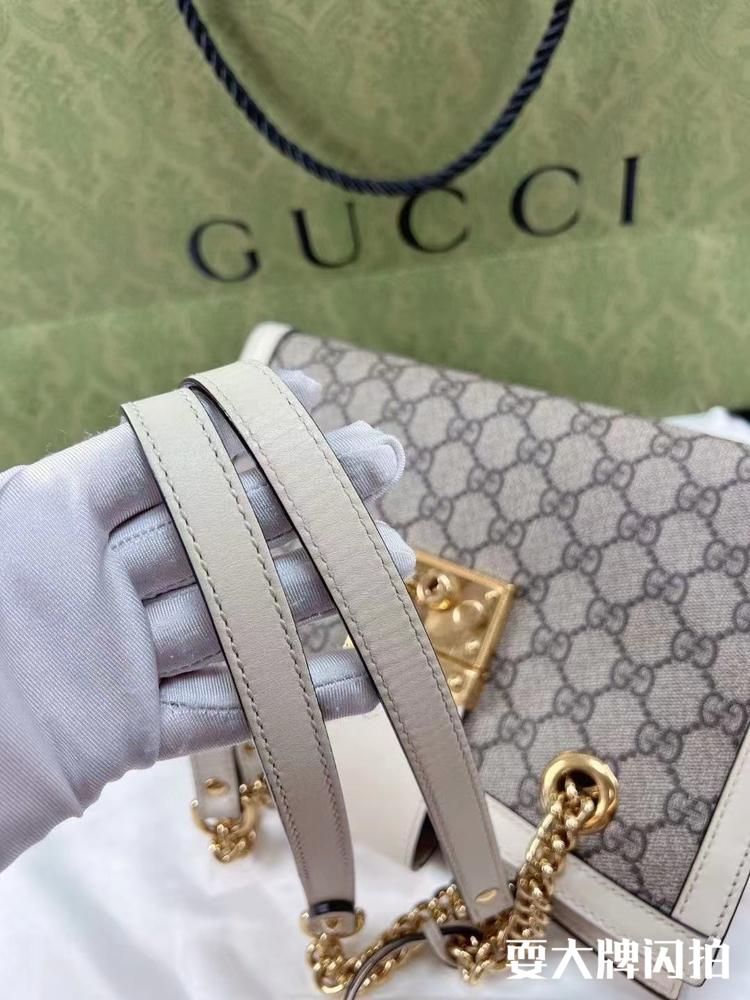 Gucci古驰 白色Padlock小号链条包 99新Gucci padlock小号，最火最难买的白色边padlock包 尺寸26x18x10cm 成色完美 内里干净  附件尘袋💰